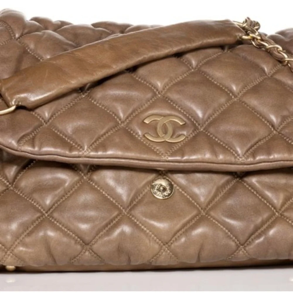 Auth Chanel Diamond Quilt Lambskin Leather Bag - Picture 4 of 9